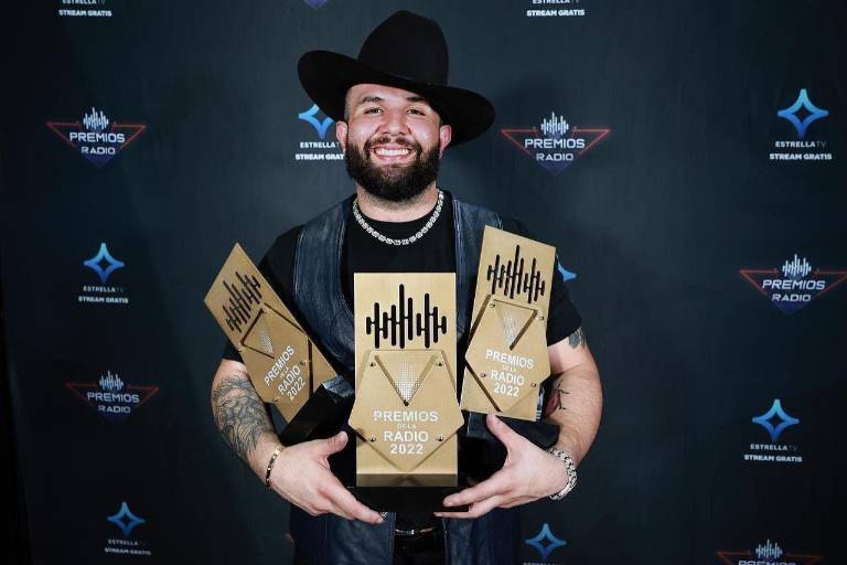 Es una falta de respeto: Critica Carin León nueva canción de Shakira