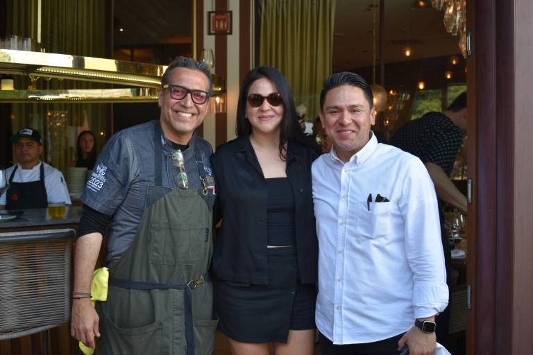 Celebran clientes y amigos el primer aniversario de Humaya Restaurante