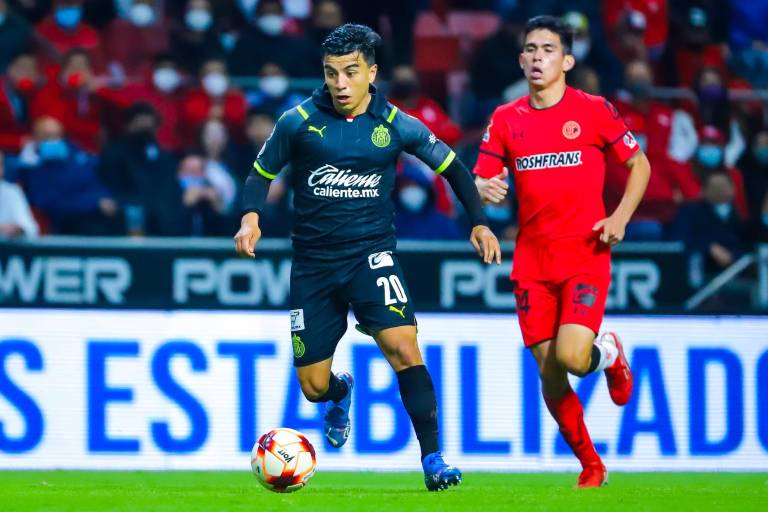 Chivas deja escapar la victoria en Toluca y sigue fuera del Repechaje