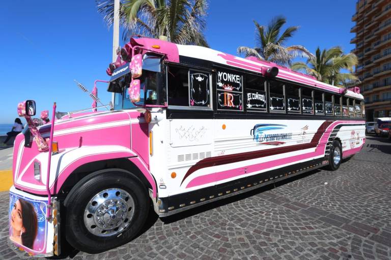 El ‘Bukybus’, con El Guapo Rosas, está de visita en Mazatlán
