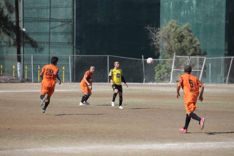 Líder Dr. Nares golea en Liga de Futbol Intermédicos