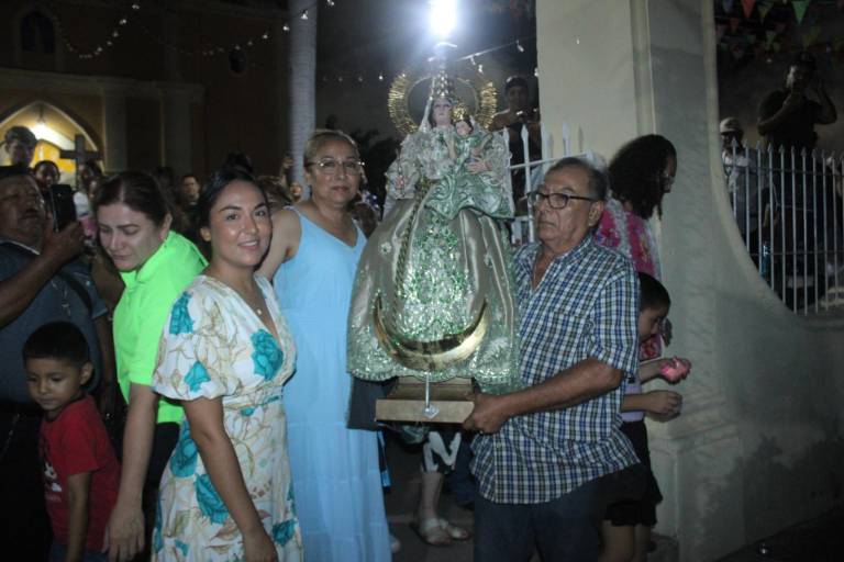 Ermi Delia y Yered esperaron 10 años para poder donar el vestido a la Virgen de Loreto