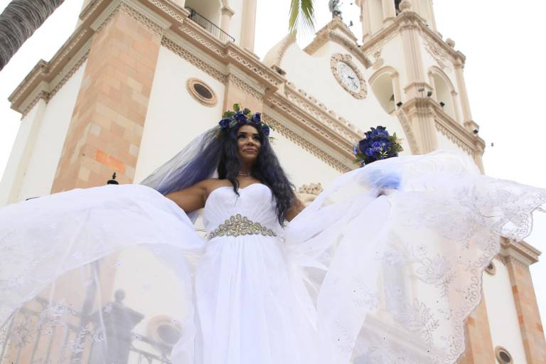 Recorren mujeres las calles como Novias de Culiacán