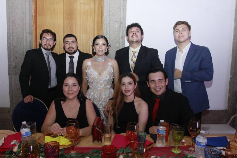 Celebra Yumira que ya es licenciada en Diseño Gráfico y Animación