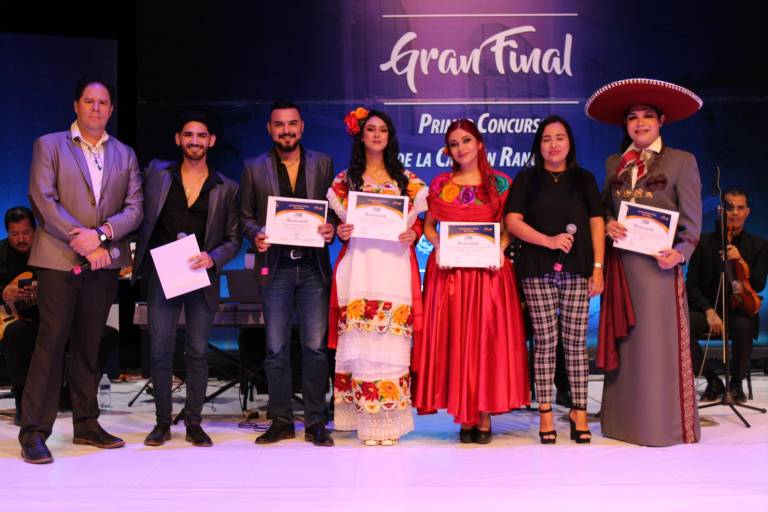 Gana Rosa Michell Rochín Báez concurso de la canción ranchera