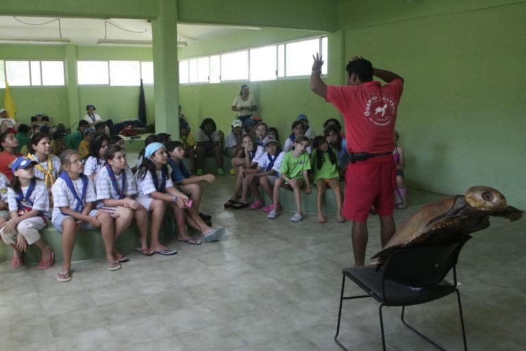 $!Ricardo Yépez, frente a un grupo de estudiantes, en las instalaciones de la Fundación Yépez.
