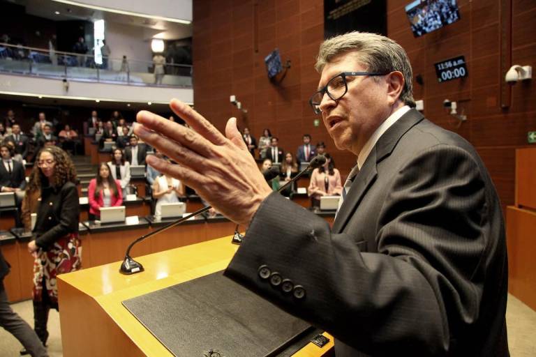 El líder de Morena en el Senado se separa cada vez más de su partido. ¿Le funcionará?