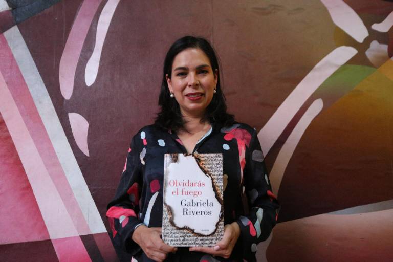 Viven tarde de literatura en la presentación del libro ‘Olvidarás el fuego’, de Gabriela Riveros