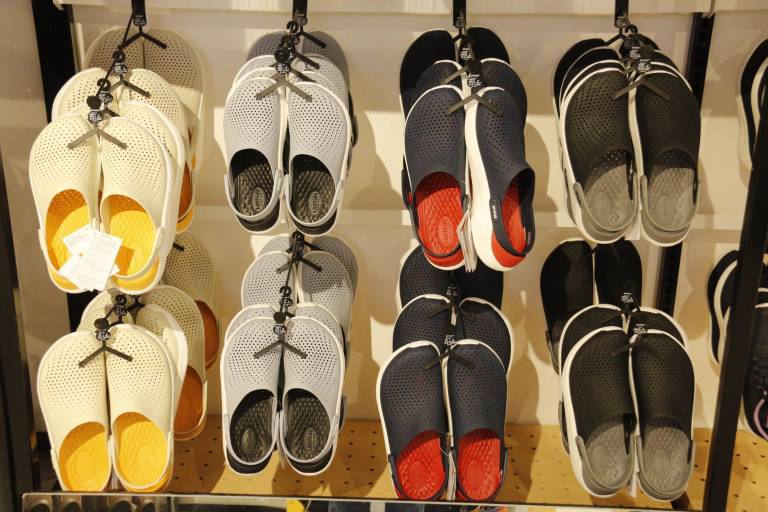 Los Crocs rompen paradigmas en la moda; en Culiacán abren la primera boutique en Plaza Ceiba
