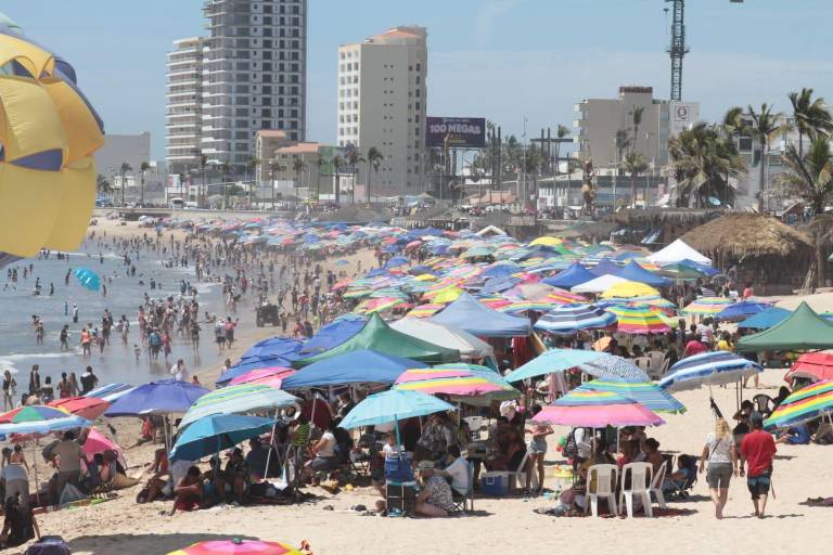 Playas de Mazatlán, con gran afluencia de bañistas