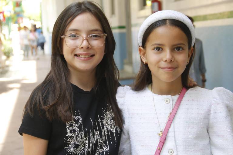 Ríen, juegan y bailan niños del Senda en su día