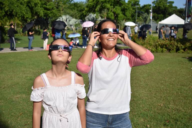 Acuden familias a disfrutar del eclipse solar anular
