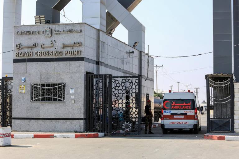 Más de 300 personas cruzan de Gaza a Egipto por Rafah