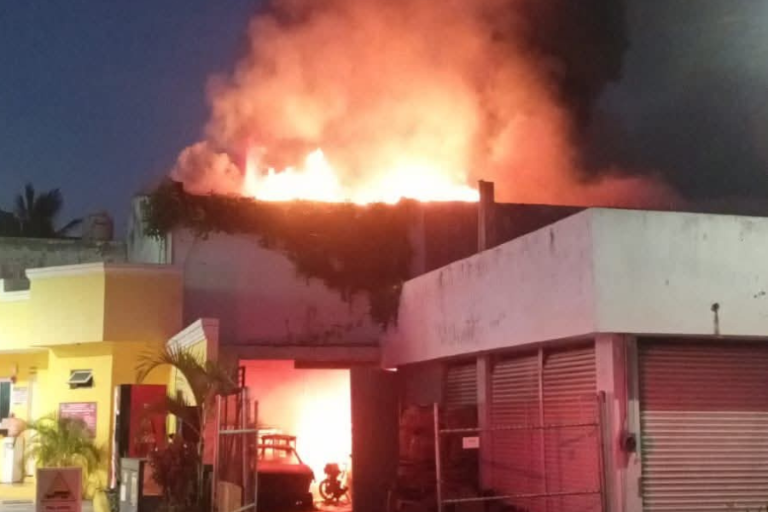 Incendio en local comercial de Palos Prietos moviliza a cuerpos de emergencia en Mazatlán