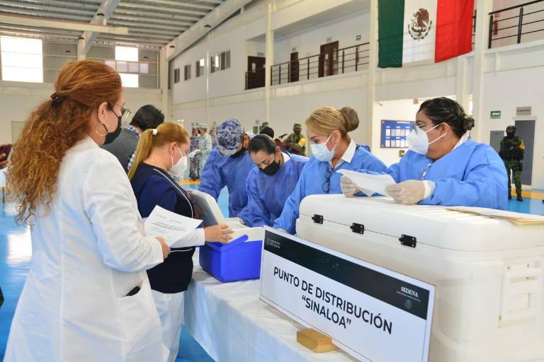 Sinaloa recibe 16 mil vacunas contra el Covid-19 para adultos mayores y personal de salud