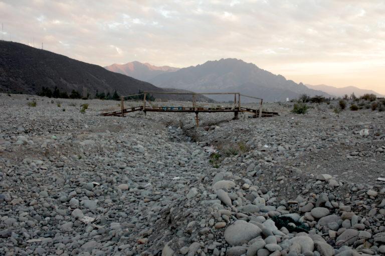 $!Hace años que el cauce del río Putaendo, en Chile, no trae agua y se ha transformado en un basural.