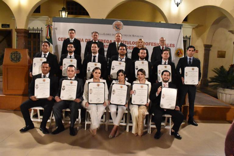 Obtienen su título como licenciados en derecho