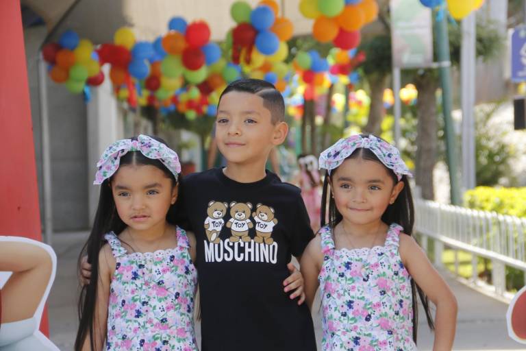 Ríen, juegan y bailan niños del Senda en su día