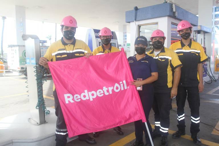 Dan banderazo de arranque de la campaña ‘Octubre Rosa’ de Redpetroil