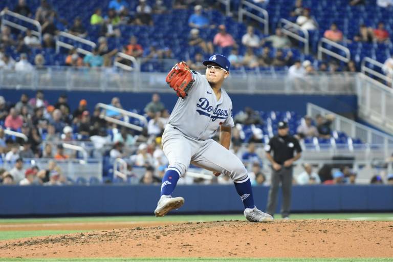 Siete sólidas entradas dan a Julio Urías su victoria 11 de la temporada