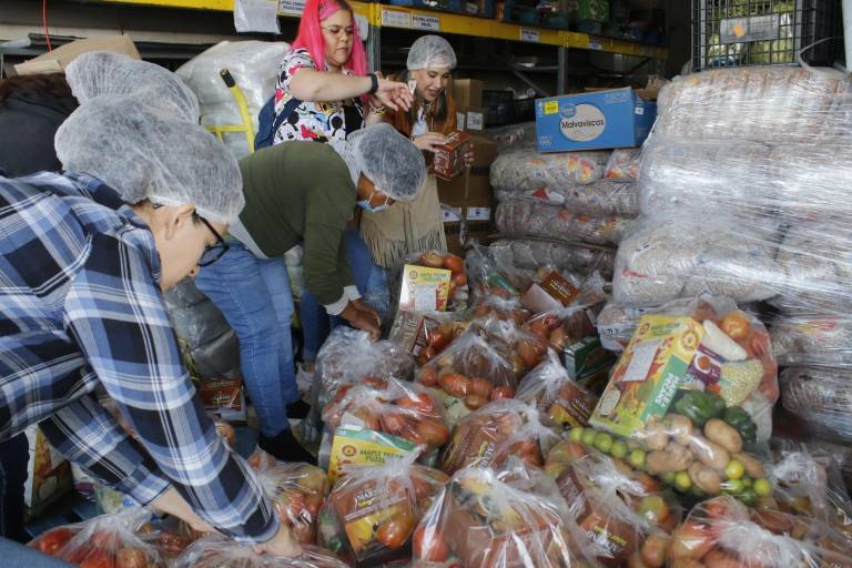 Reciben músicos, meseros y eventistas de Culiacán despensas y juguetes