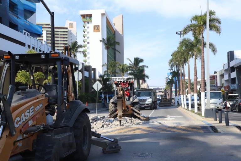 Demuelen pasos peatonales elevados en la zona turística de Mazatlán