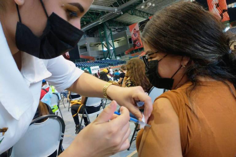 Promueven amparos para que adolescentes también sean vacunados contra el Covid