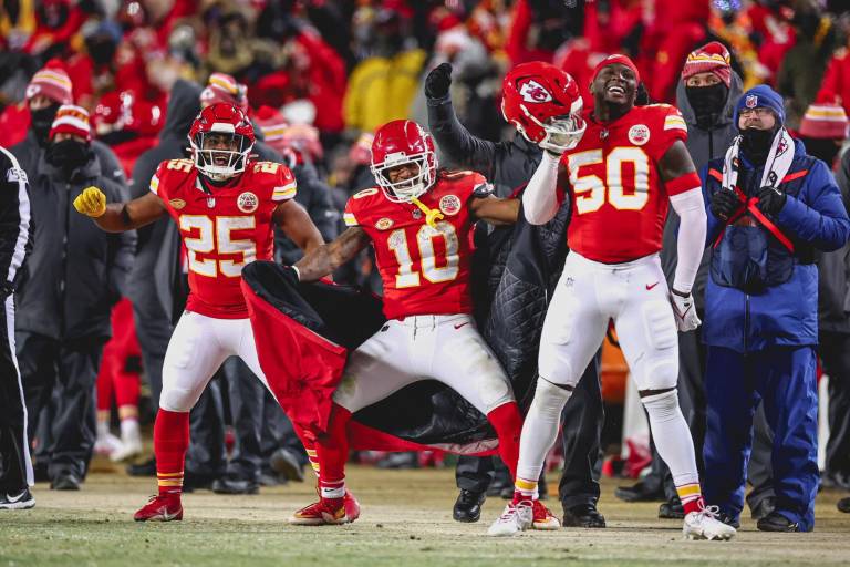 Los Chiefs sofocan a los Dolphins en temperaturas gélidas para avanzar