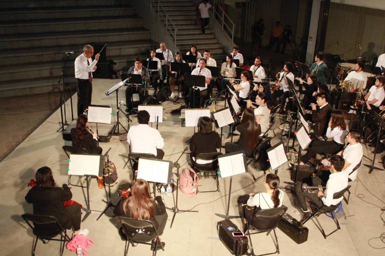 Disfruta el público del concierto en el ágora con la Banda Sinfónica Juvenil