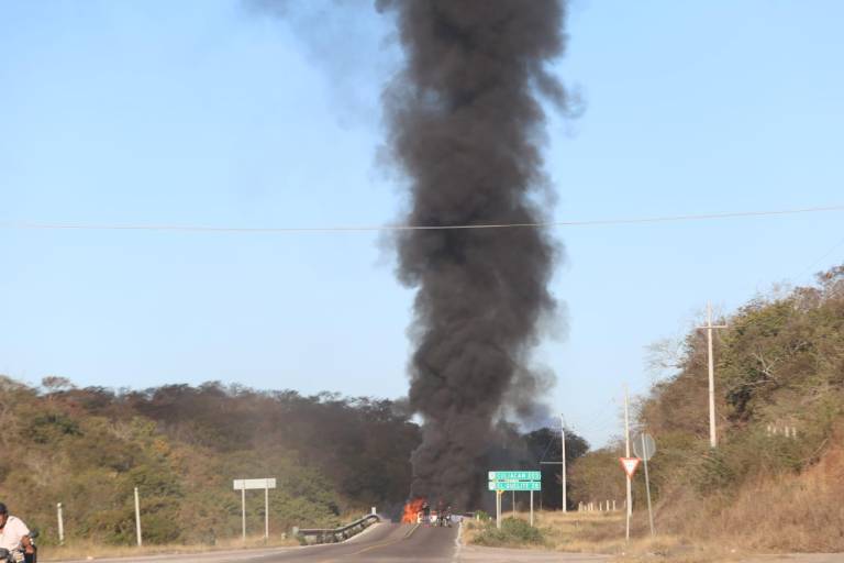 Queman vehículos y bloquean paso a la altura de El Habal; están cerrados los accesos y salidas a Mazatlán