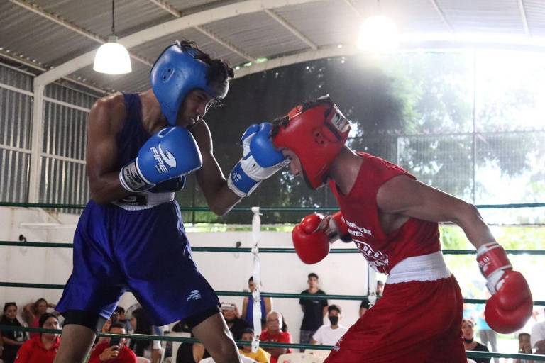 Boxeadores pulen sus habilidades arriba del ring