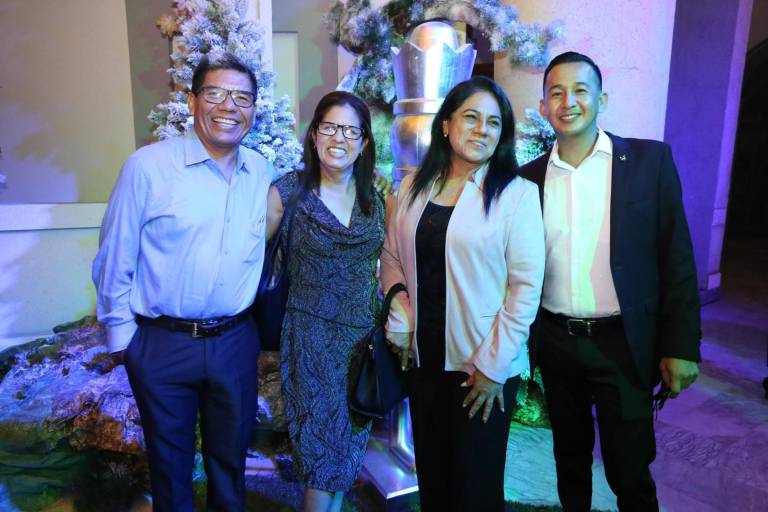 Disfrutan mazatlecos la Gala Navideña