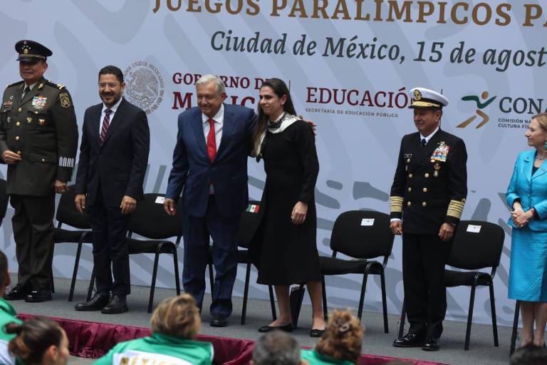 Respalda AMLO a Ana Guevara; le da ‘medalla de bronce’