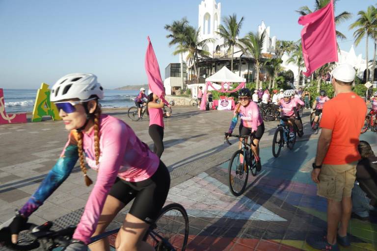 Fridas en Bici celebra la Rodada Rosa por el malecón para concientizar sobre el cáncer de mama
