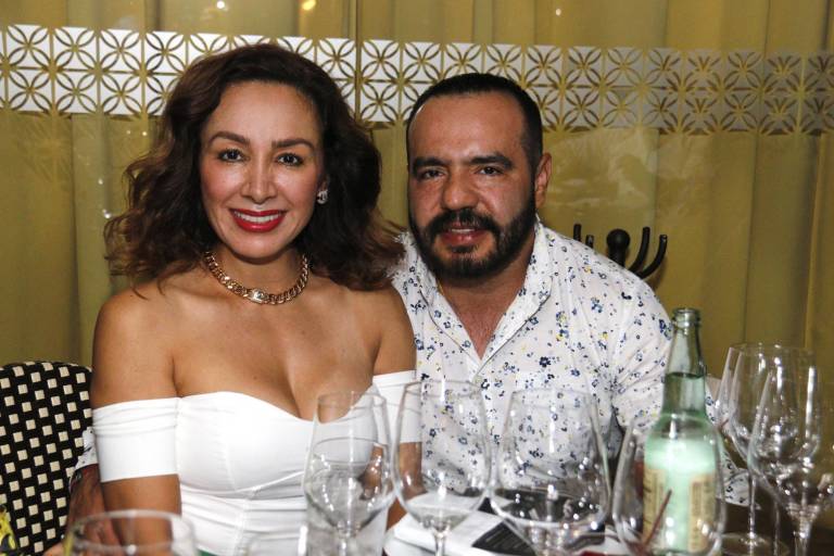 Degustan de una deliciosa cena maridaje en Cayenna