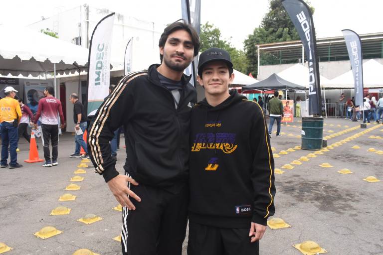 Acuden sinaloenses por su kit de corredor para el Maratón Internacional de Culiacán