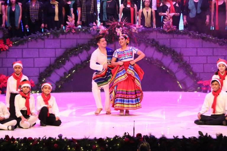 Disfrutan mazatlecos la Gala Navideña