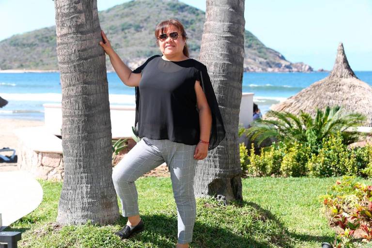 Estela González recibe felicitaciones en su día