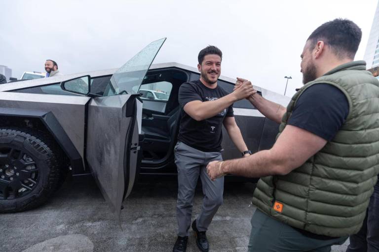 Samuel García llega a evento conduciendo una Cybertruck de Tesla
