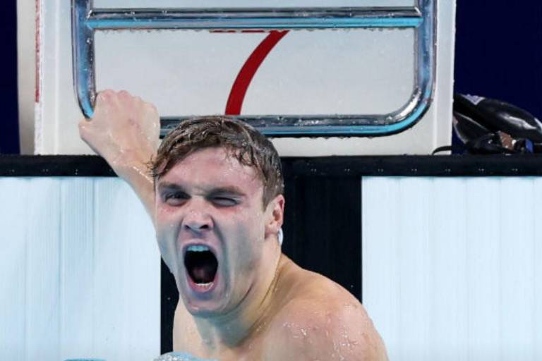 Bobby Finke establece récord mundial en los 1500 metros libres de la natación
