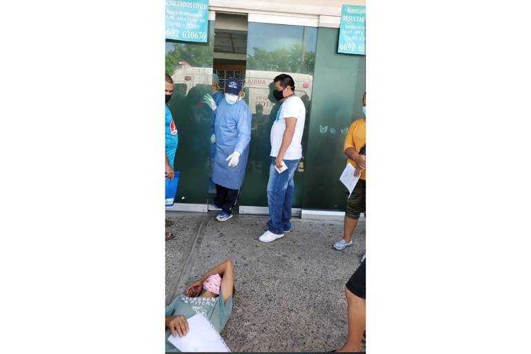 Llanto, personas tiradas en el suelo y bajo el sol, el drama que se vive a las afueras del IMSS Mazatlán