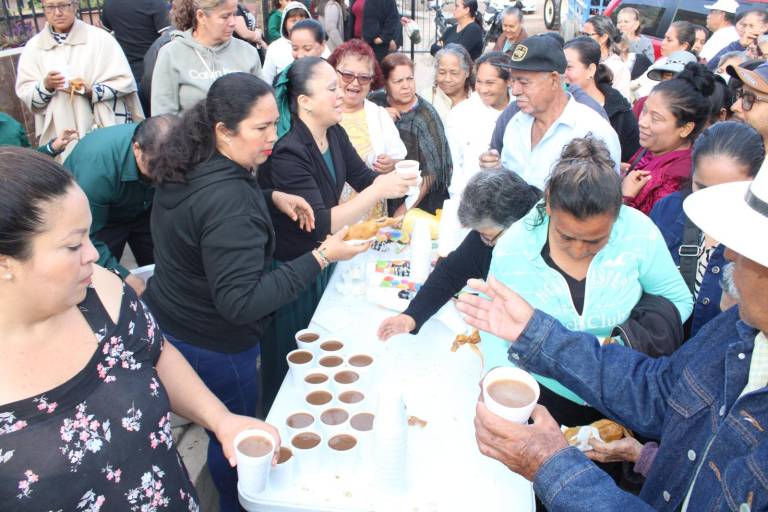 Diana Patricia tiene 26 años regresando un poco de lo que recibe del Señor San José