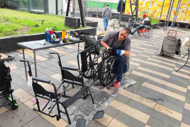 $!‘Enchúlame la silla’: la iniciativa que enseña mecánica a personas con discapacidad y las emplea