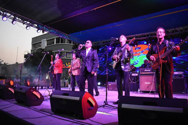 Ponen Los APSON a bailar y cantar a los sinaloenses