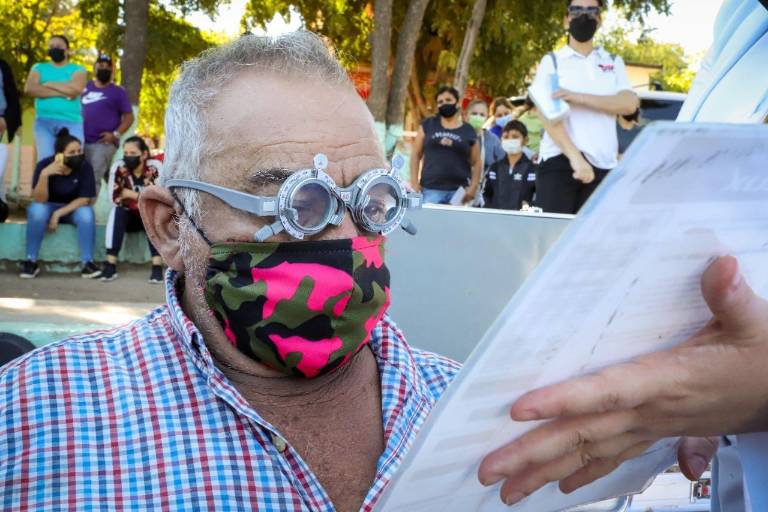 Adultos mayores reciben apoyo