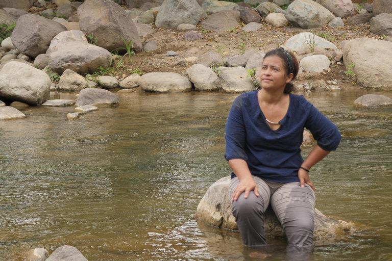 $!Juana Zúniga se asienta en el río Guapinol, en el pueblo de Guapinol, ubicado en el valle del Bajo Aguán en el norte de Honduras, el 4 de julio de 2021. Juana Zúniga es miembro de la comunidad Guapinol y del Comité Municipal de Tocoa, Colón por la defensa de los recursos naturales.