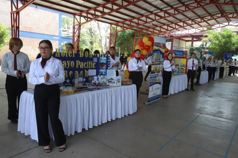Presentan alumnos del CBTis 51 edición 7 de la Feria Turística Hotelera