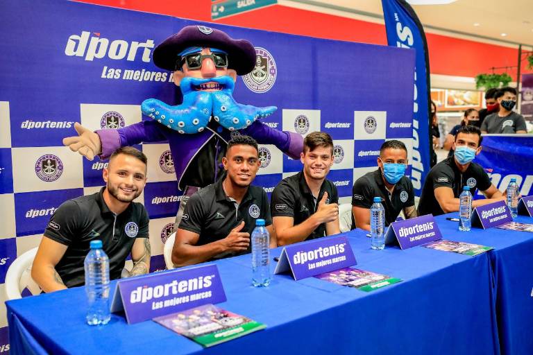 Mazatlán FC y D’portenis realizan firma de autógrafos y convivencia con aficionados