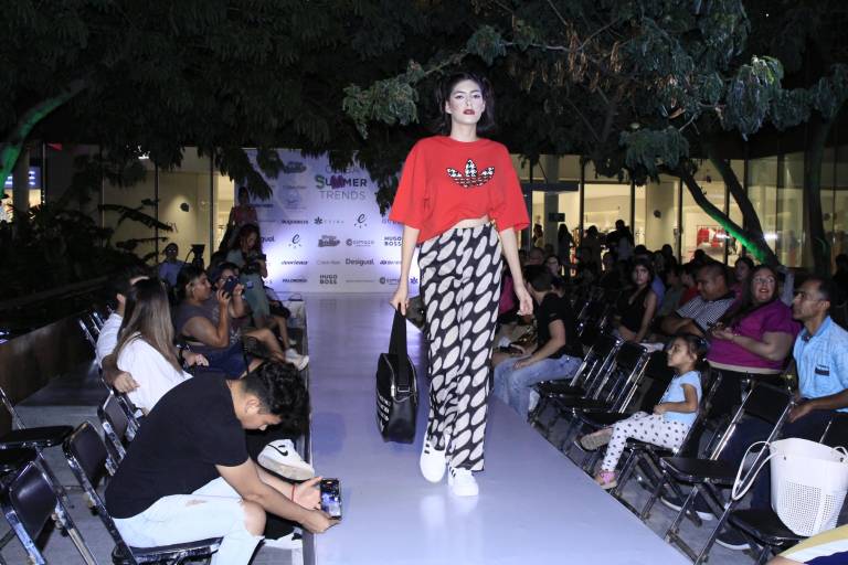 Clientes de Cimaco Culiacán asisten a la pasarela ‘Ceiba Summer Trends’