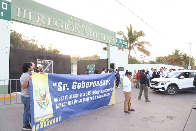 Se manifiesta comunidad de la UAS en instalaciones militares en Mazatlán